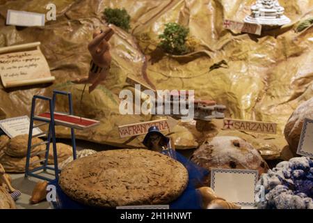 Bella vetrina di una pasticceria con prodotti tipici liguri nel golfo dei poeti. Foto di alta qualità Foto Stock