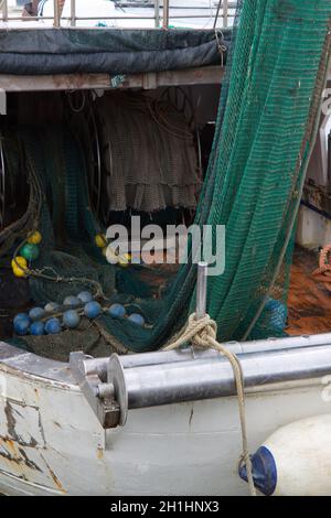 stern di una barca da pesca italiana con reti pronte per la pesca. Foto di alta qualità Foto Stock