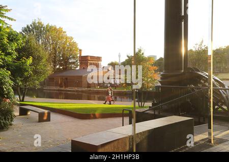 Colori autunnali intorno ai Gasholders sul Regents Canal, a Kings Cross, a nord di Londra, Regno Unito Foto Stock