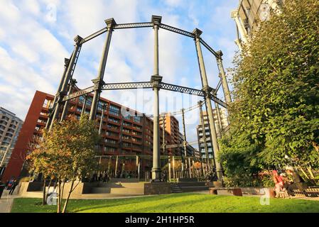 Colori autunnali intorno ai Gasholders sul Regents Canal, a Kings Cross, a nord di Londra, Regno Unito Foto Stock