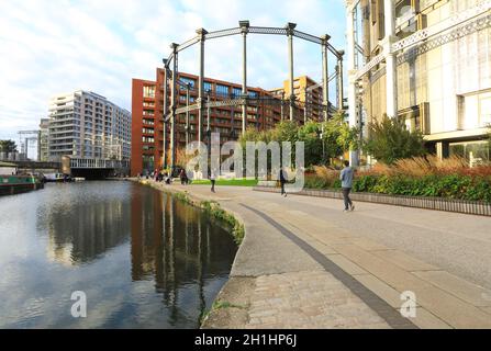 Colori autunnali intorno ai Gasholders sul Regents Canal, a Kings Cross, a nord di Londra, Regno Unito Foto Stock