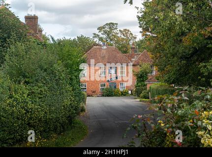 Vista sulla strada della casa pubblica Chequers nel villaggio di Smarten, Kent, Regno Unito Foto Stock