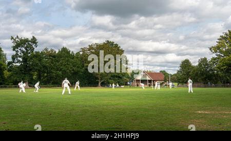 Una partita di cricket che si gioca nel villaggio di Smarden, Kent, Regno Unito Foto Stock