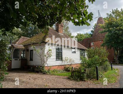 Un antico cottage e attico nel villaggio di Smarden, Kent, Regno Unito Foto Stock