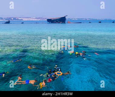 I turisti che nuotano nel Parco Nazionale di Ras Mohamed nel Mar Rosso, Sharm El Sheikh, Egitto vicino all'isola di Tiran Foto Stock