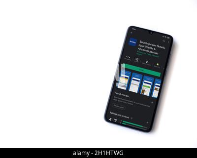LOD, Israele - 8 luglio 2020: Booking.com app play store page sul display di uno smartphone nero cellulare isolato su sfondo bianco. Appartamento vista dall'alto la Foto Stock