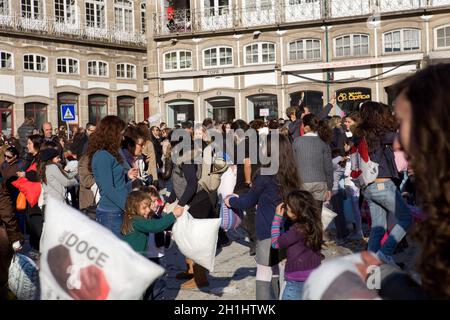 GUIMARAES, PORTOGALLO - FEBBRAIO 11: Capitale europea della cultura 2012 a Guimaraes, Portogallo. Pillow Fight on Toural, Main Square, 11 febbraio 2012 in Foto Stock