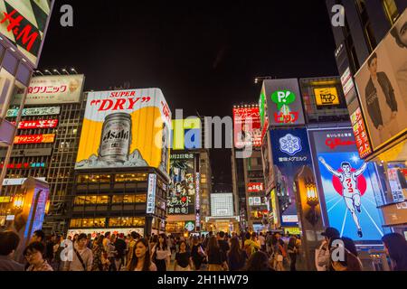 Osaka, Giappone - Settembre 22 2015: Dotonboti Street a Namba è la migliore attrazione turistica e famoso luogo di Osaka con colorato e cartellone l Foto Stock