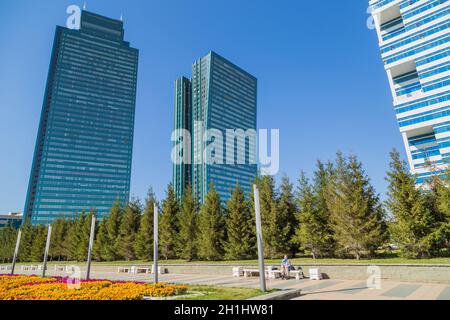 Nur-Sultan, Kazakistan - 24 Aprile 2019 - uffici moderni edifici al Nurzhol boulevard, Nur-Sultan, Astana; Kazakstan Foto Stock