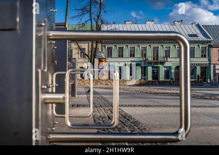 Kielce, Polonia, marzo 2019 sculture moderne in metallo quadrato sul mercato principale della città a Kielce con case tradizionali sullo sfondo Foto Stock