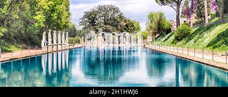 L'antica piscina chiamata Canopus, circondato da sculture greche in Villa Adriana (Villa Adriana), Tivoli, Italia Foto Stock