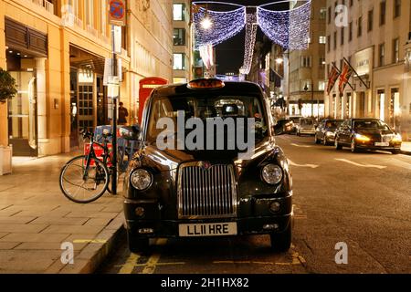 Londra - 18 Novembre 2011: Taxi in Bond Street a Londra. Taxi I Taxi sono i più iconica simbolo di Londra come pure della Londra Red Double Decker Foto Stock