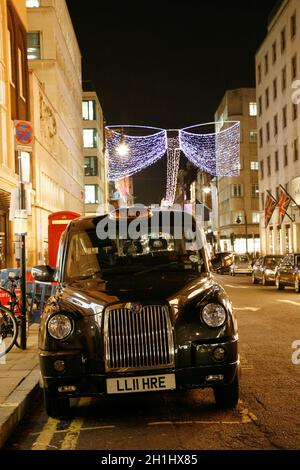 Londra - 18 Novembre 2011: Taxi in Bond Street a Londra. Taxi I Taxi sono i più iconica simbolo di Londra come pure della Londra Red Double Decker Foto Stock