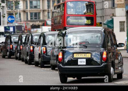 Londra, Regno Unito - 13 giugno 2012: London Taxi, chiamato anche hackney Carriage, taxi nero. Tradizionalmente i taxi sono tutti neri a Londra ma ora prodotti in Foto Stock