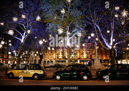 London, Regno Unito - 30 Novembre 2011: le luci di Natale Display su Sloane Square a Chelsea, Londra. Il moderno colorato le luci di Natale in grado di attrarre e encour Foto Stock