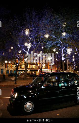 London, Regno Unito - 30 Novembre 2011: le luci di Natale Display su Sloane Square a Chelsea, Londra. Il moderno colorato le luci di Natale in grado di attrarre e encour Foto Stock