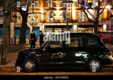 Londra, UK - 30 Novembre 2011 : Taxi nella strada di Londra. REGNO UNITO. I taxi, Taxis, sono il simbolo più iconico di Londra e il Red Double De di Londra Foto Stock