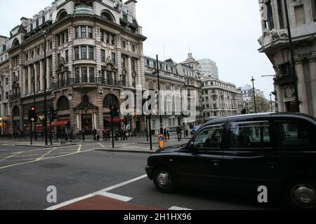 Londra, Regno Unito - 13 novembre 2010: Taxi nella strada di Londra. I taxi sono il simbolo più iconico di Londra e il Red Double Decker Bus di Londra. Foto Stock