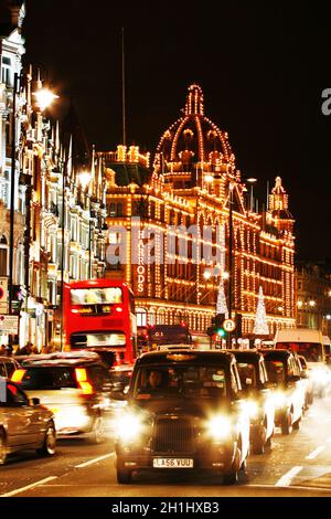 LONDRA, UK - DEC 3 : London Taxi, chiamato anche hackney Carriage, taxi nero. Tradizionalmente i taxi sono tutti neri a Londra ma ora prodotti in vari Foto Stock