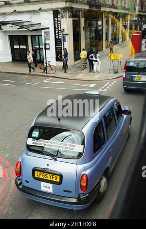 Londra, Regno Unito - 14 luglio 2017: London Taxi, chiamato anche hackney Carriage, taxi nero. Tradizionalmente i taxi sono tutti neri a Londra ma ora prodotti in Foto Stock