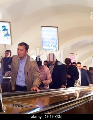 SAN PIETROBURGO, RUSSIA - 11 LUGLIO 2019: Persone che si trovano in viaggio con la scala mobile alla stazione della metropolitana di San Pietroburgo. La metropolitana di San Pietroburgo è stata aperta da allora Foto Stock