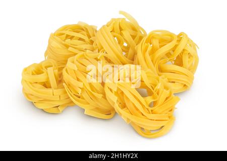 Tagliatelle grezze isolate su fondo bianco con percorso di ritaglio e piena profondità di campo Foto Stock
