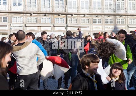 GUIMARAES, PORTOGALLO - FEBBRAIO 11: Capitale europea della cultura 2012 a Guimaraes, Portogallo. Pillow Fight on Toural, Main Square, 11 febbraio 2012 in Foto Stock