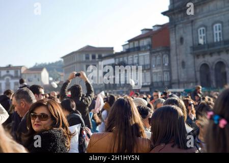 GUIMARAES, PORTOGALLO - FEBBRAIO 11: Capitale europea della cultura 2012 a Guimaraes, Portogallo. Pillow Fight on Toural, Main Square, 11 febbraio 2012 in Foto Stock