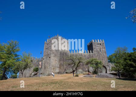 GUIMARAES, PORTOGALLO - 18 SETTEMBRE 2016: Persone al Castello di Guimaraes. Il principale castello medievale in Portogallo. Guimaraes, Portogallo Foto Stock