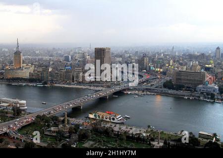 Il Cairo, Egitto - FEBRUAR 25: 6 ottobre ponte in Cairo il febbraio 25, 2010. 6 ottobre ponte sul fiume Nilo in Egitto. Foto Stock