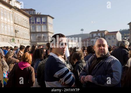 GUIMARAES, PORTOGALLO - FEBBRAIO 11: Capitale europea della cultura 2012 a Guimaraes, Portogallo. Pillow Fight on Toural, Main Square, 11 febbraio 2012 in Foto Stock