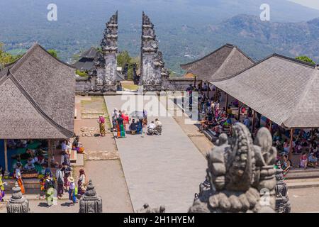 BALI, Indonesia - 17 settembre 2019: persone presso il tempio di Pura Penataran Agung Lempuyang. In Bali, Indonesia Foto Stock