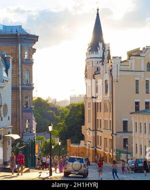 KIEV, UCRAINA - 19 giugno 2019: la gente camminare su e giù per la famosa discesa Andreevsky a Kiev, Ukrane. Andreevsky discesa è la famosa località turistica dest Foto Stock