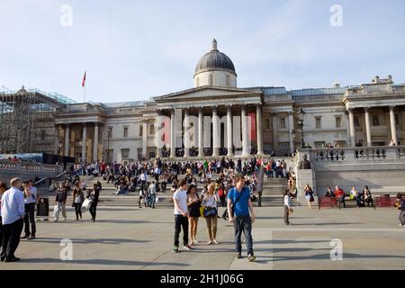 LONDRA - APRILE 11:People Visit the National Gallery April 11, 2011.The Gallery houses on Trafalgar Square Foto Stock