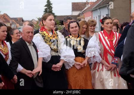 La gente di cantare e ballare dopo la Messa per la Giornata del Ringraziamento in Stitar, Croazia Foto Stock
