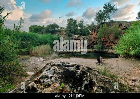 Vista estiva della cascata Pego do Inferno a Tavira Algarve, Portogallo. Foto Stock