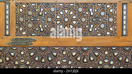 Decorazioni in legno arabesco lingua e scanalatura assemblate, intarsiate con avorio ed ebano, sulla Minbar della storica moschea pubblica di al Rifai, Old Cairo, Egitto Foto Stock