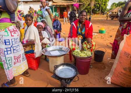 Bissau, Repubblica di Guinea-Bissau - 6 febbraio 2018: Donne al mercato nella città di Bissau, Guinea Bissau Foto Stock