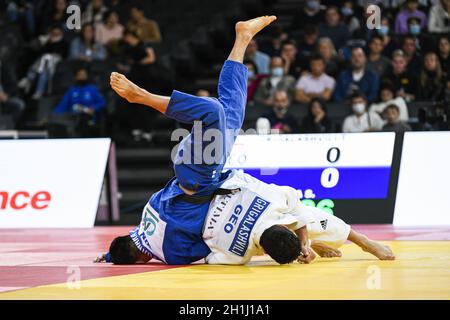 Uomini -81 kg, Tato Grigalashvili della Georgia medaglia d'argento lancia Sotaro Fujiwara del Giappone durante l'evento Paris Grand Slam 2021, Judo il 17 ottobre 2021 all'AccorHotels Arena di Parigi, Francia - Foto: Victor Joly/DPPI/LiveMedia Foto Stock