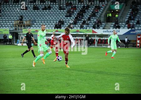 v. li. Im Zweikampf vs Maximilian Arnold (VfL Wolfsburg) und Lucas Höler (Friburgo), 1. FBL: 20-21: 2. Sptg. SC Friburgo - VfL Wolfsburg DFL REG Foto Stock