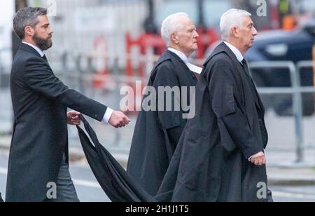 Londra, Regno Unito. 18 Ott 2021. Processione dalle Camere del Parlamento alla Chiesa di St Margret Westminster per un servizio di ricordo per l'omicidio MP Sir David amiss Sir Lindsay Hoyle, Presidente della Camera dei comuni credito: Ian Davidson/Alamy Live News Foto Stock