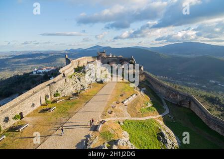 Marvao, Portogallo - 09 luglio 2019. Percorso nel cortile centrale circondato da spesse mura in pietra al Castello di Marvao. Un sorprendente medievale fortificato v Foto Stock