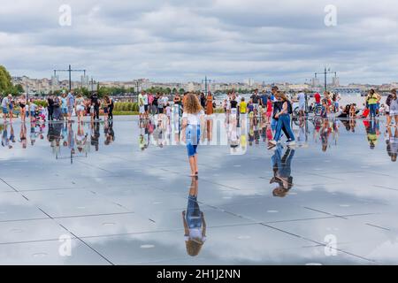 BORDEAUX, Francia - 11 agosto: il famoso Bordeaux specchio di acqua pieno di persone aventi il divertimento in acqua, il 11 agosto 2019 a Bordeaux, Francia. Foto Stock