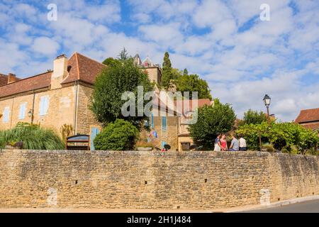 Limeuil, Francia - Agosto 15, 2019: borgo medievale con le case tipiche arroccato su una collina che si affaccia sulla confluenza della Dordogne e Vézère riv Foto Stock