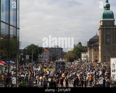 DARMSTADT, GERMANIA - 24 settembre 2021: Un colpo della manifestazione durante la giornata di sciopero climatico in Germania a Darmstadt Karolinenplatz. Foto Stock