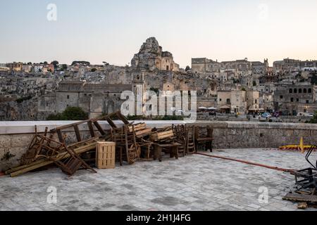 Matera, Italia - 17 settembre 2019: Bond 25, elementi scenografici utilizzati per le scene di esplosione e fuoco del film 'No Time To Die' a Sassi, Matera, Foto Stock