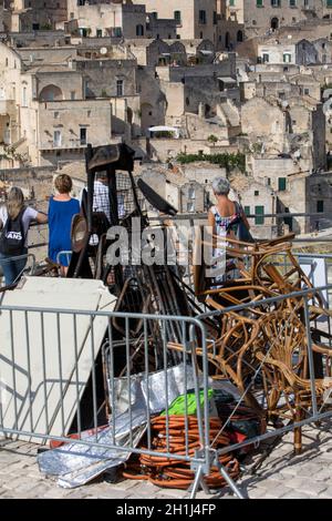 Matera, Italia - 15 settembre 2019: Bond 25, Scenografia degli elementi utilizzati per le scene di esplosione e fuoco del film "No Time to Die" a Sassi, Matera, Foto Stock