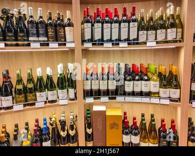 Kiev, Ucraina - 15 settembre 2020: Negozio di vino con bottiglie diverse sugli scaffali in duty free store a Kiev, Ucraina il 15 settembre 2020 Foto Stock