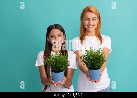 Favorisca adottare. Fomentare la famiglia. La figlia adottata e la madre detengono le piante domestiche. Adozione da parte dei bambini Foto Stock