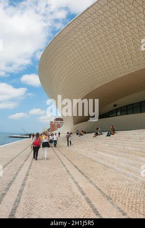 Lisbona, Portogallo - 27 Maggio 2018: MAAT - Persone presso il Museo di arte, architettura e tecnologia. Progettata dall'architetto britannico Amanda Levete Foto Stock